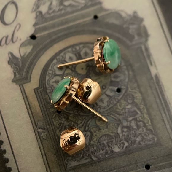 Mid-century 14kt solid gold green jade scalloped floral collet stud earrings - Picture 6 of 8